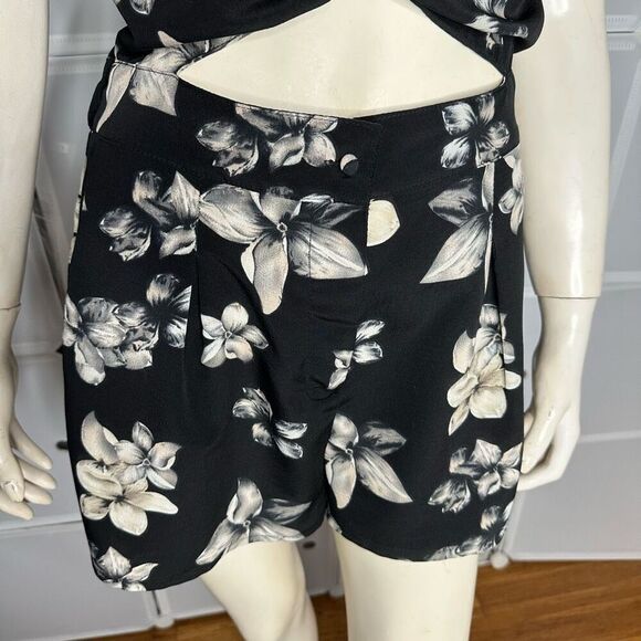 Ecru Lab Floral Cutout Shirts Romper Size Medium - Picture 15 of 16